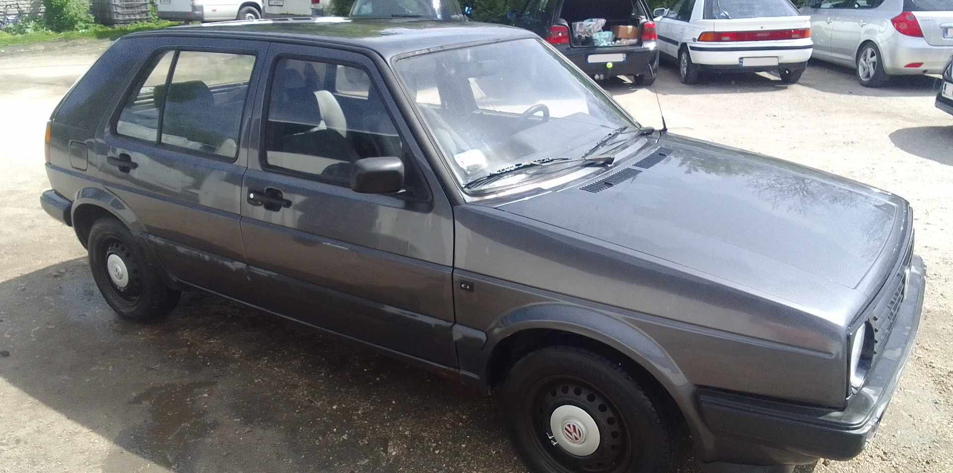 Widok 3/4 od strony pasażera na samochód Golf 2, przed pracami