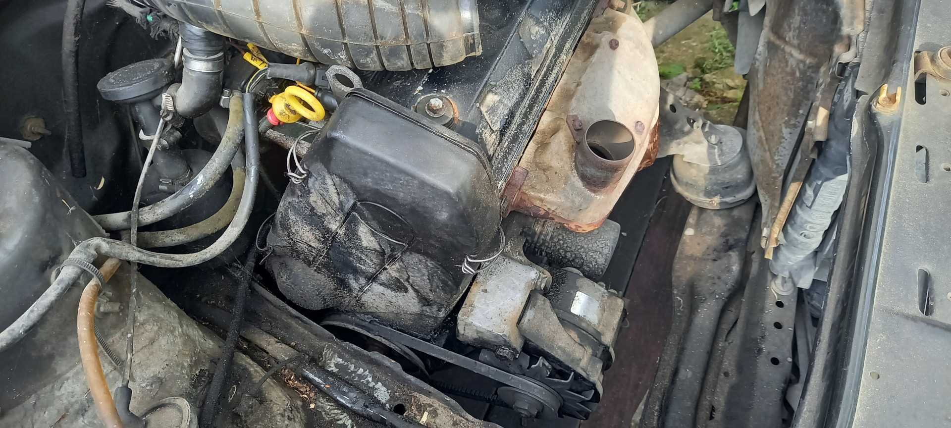 Widok na mocno zużyty i zabrudzony silnik 1.3 NZ od strony pierwszego cylindra