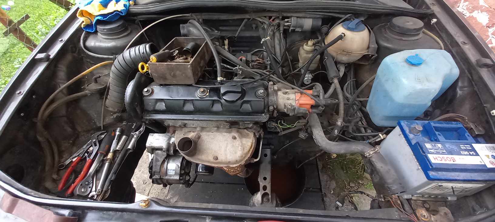 Widok na silnik, zdemontowany rozrząd, filtr powietrza oraz układ chłodzenia