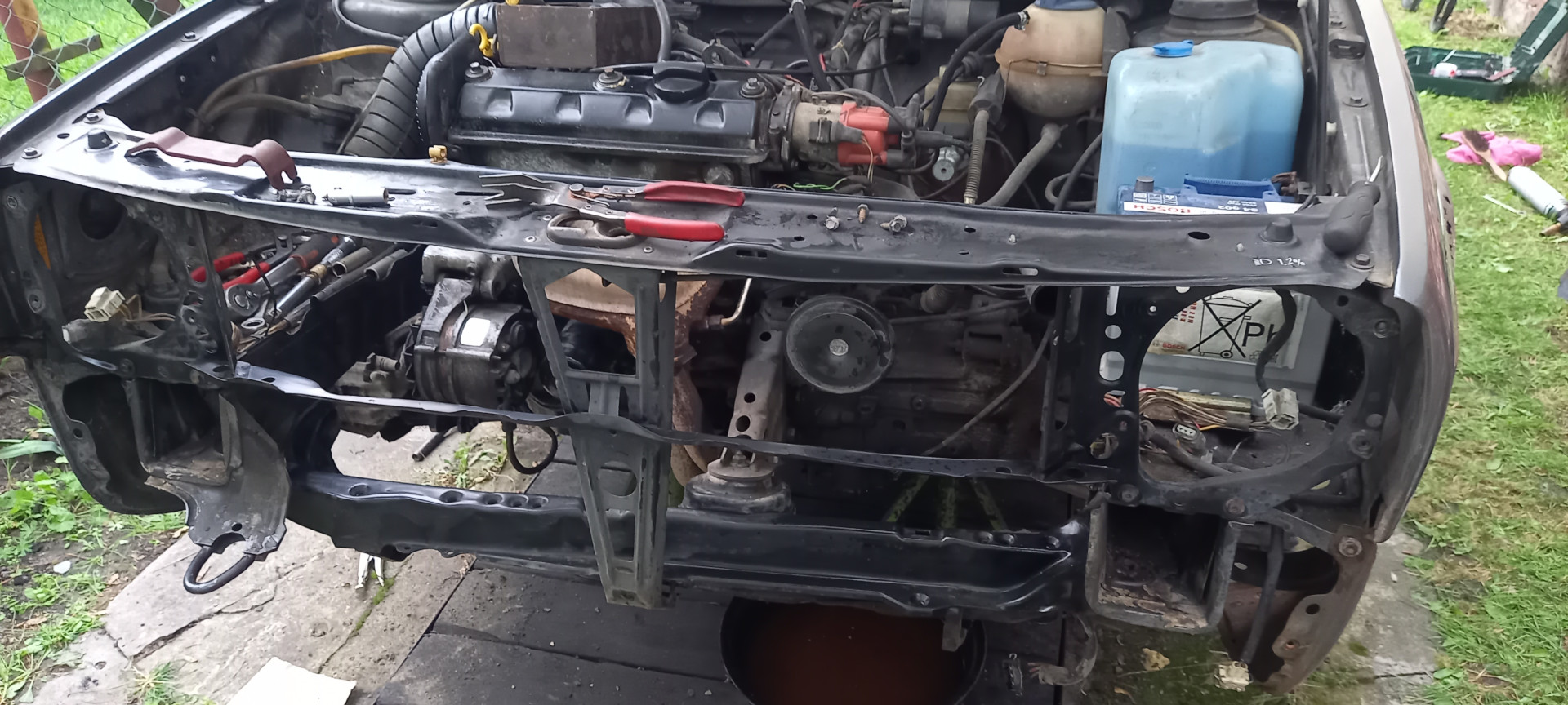 Widok na przod samochodu bez grilla, chłodnicy oraz lamp