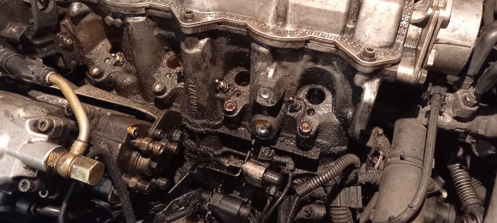 Golf IV widok pod kątem na silnik 1.9TDI ze zdemontowanymi wtryskiwaczy