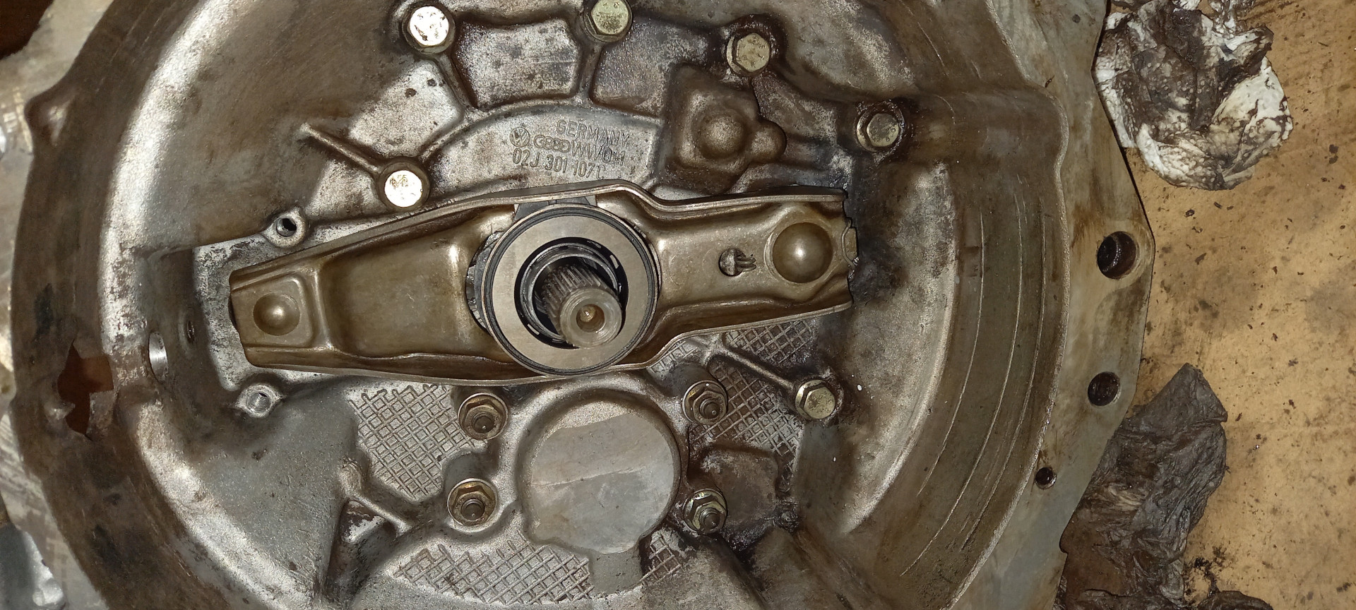 Golf IV Wnętrze klosza skrzyni biegów po wyczyszczeniu