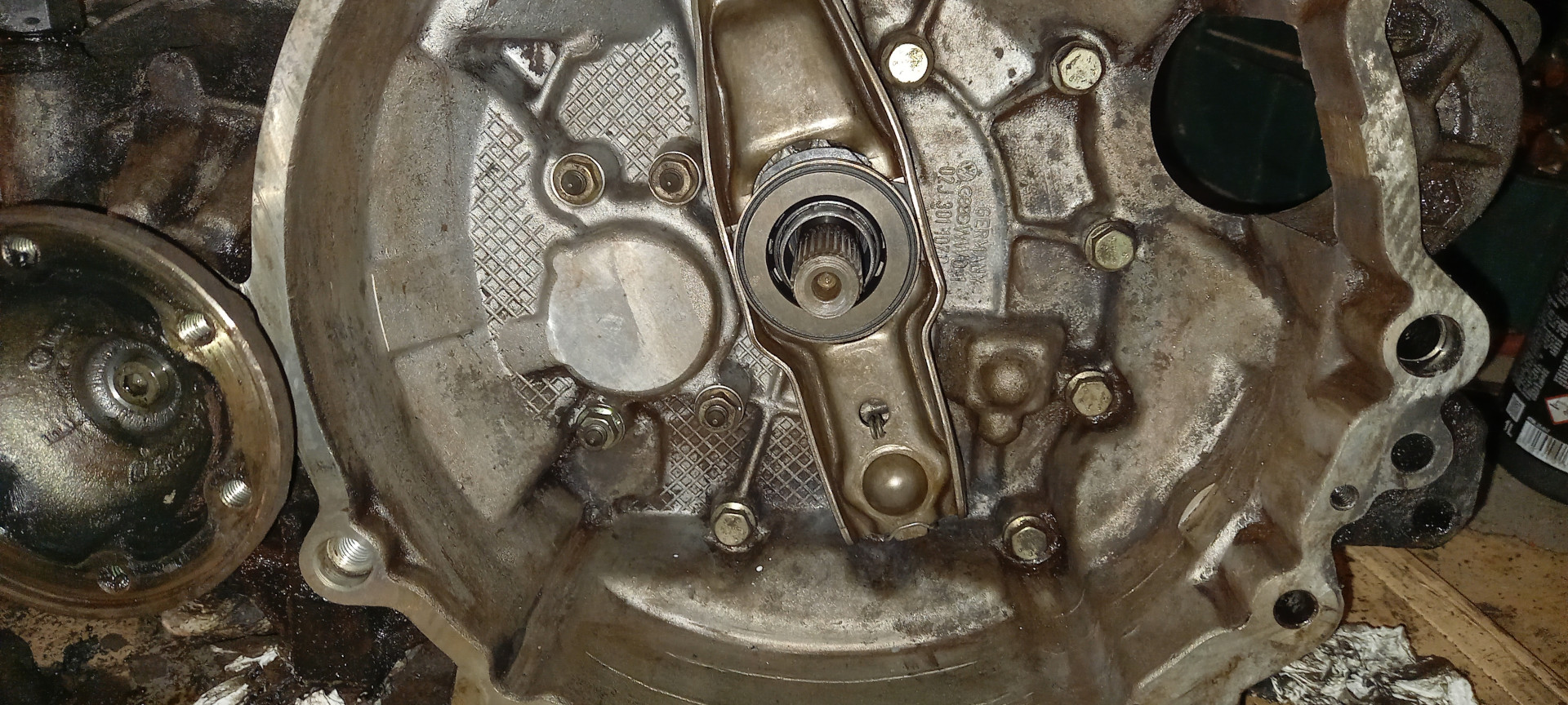 Golf IV Wnętrze klosza skrzyni biegów po wyczyszczeniu widok oddalony