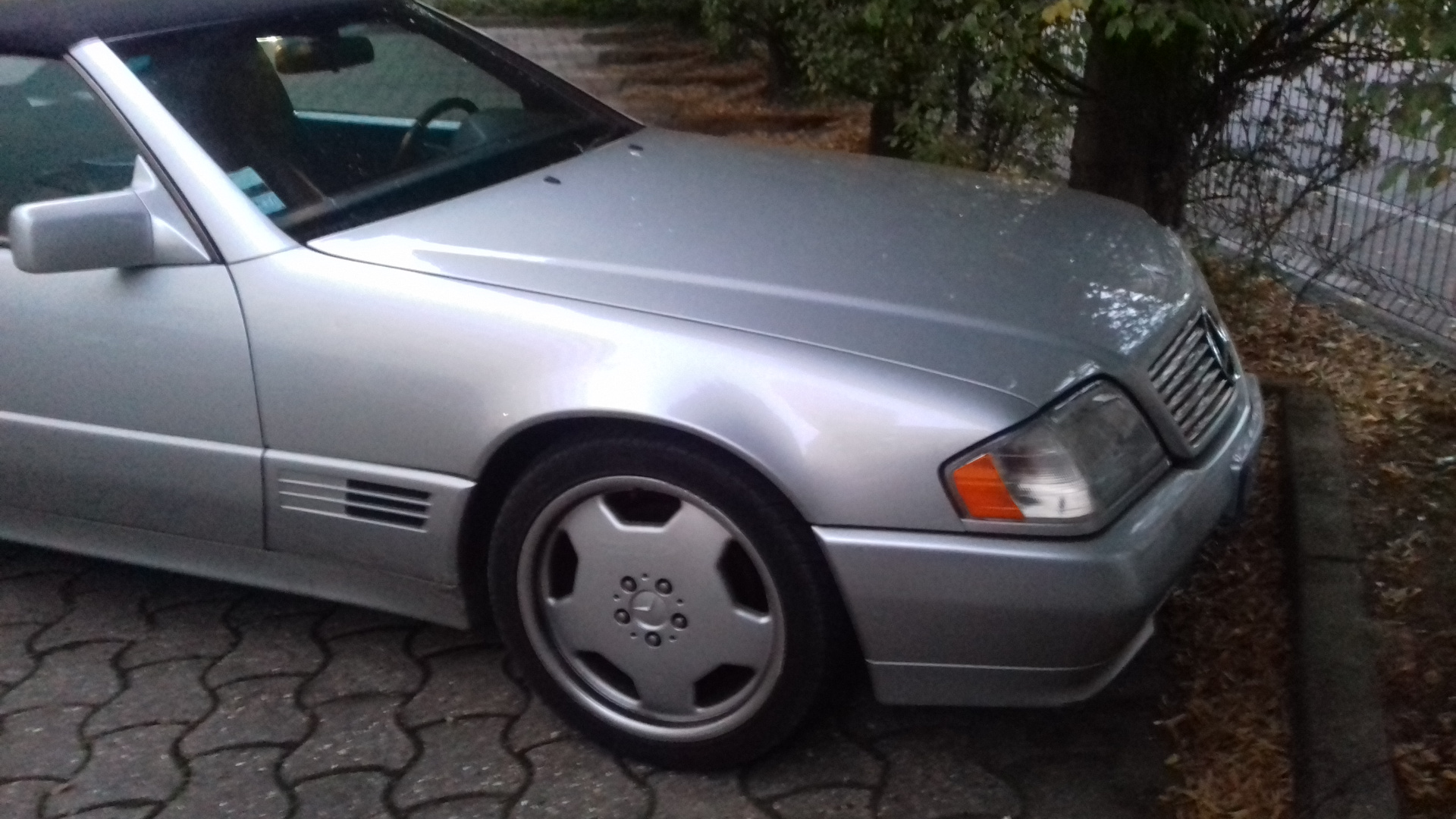 Srebrny Mercedes SL 320 widok na przód oraz maske i grill