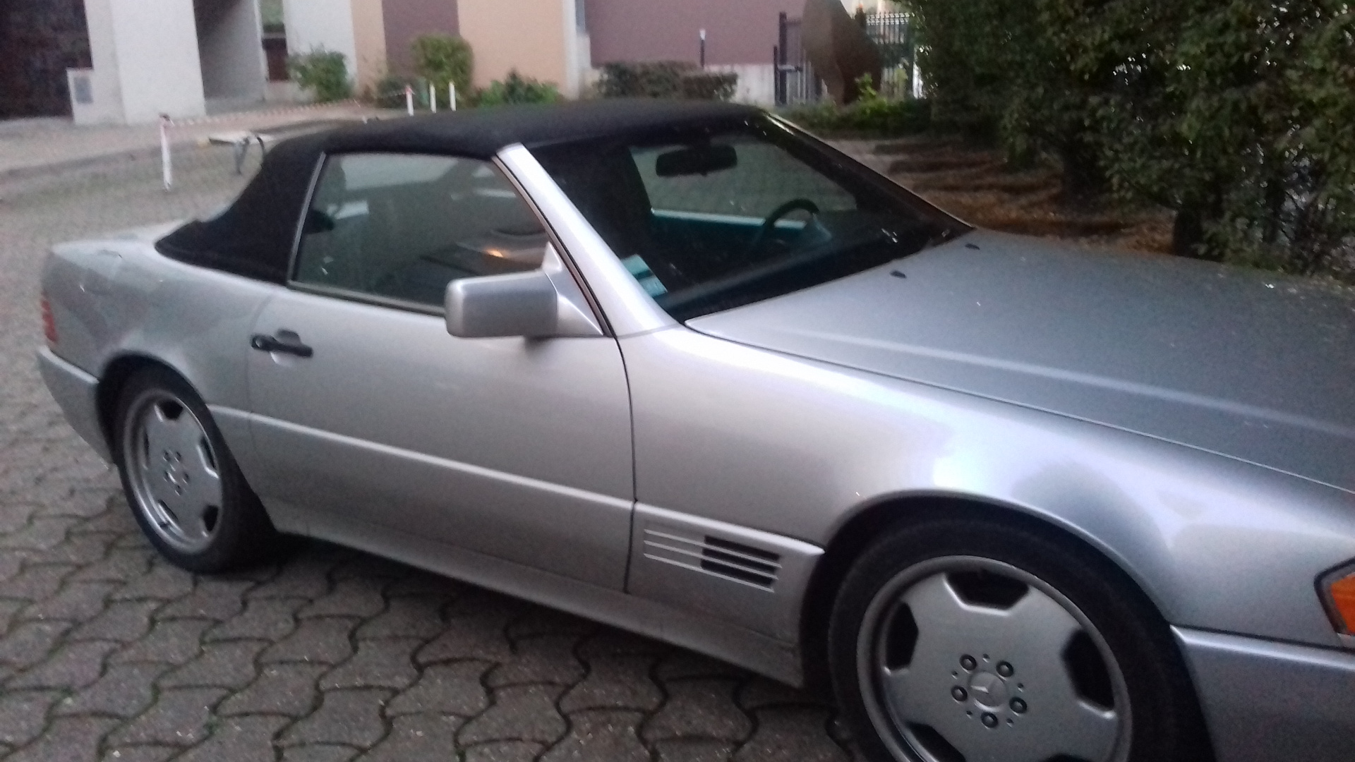 Widok 3/4 na srebrnego Mercedesa SL 320 od strony pasażera