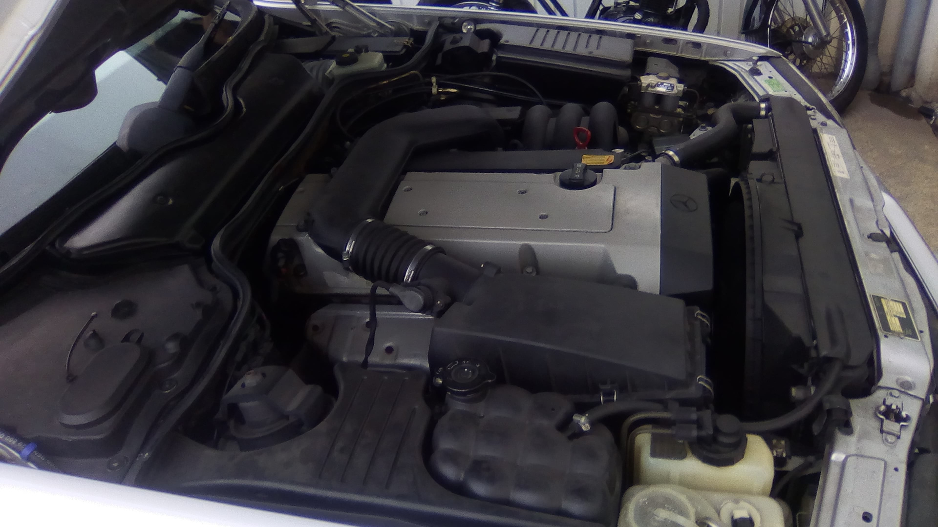 Widok pod maską na 6-cylindrowy silnik benzynowy