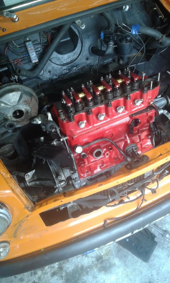 Silnik zamontowany w samochodzie Austin Mini Cooper, przed montażem pokrywy zaworów, alternatora i chłodnicy