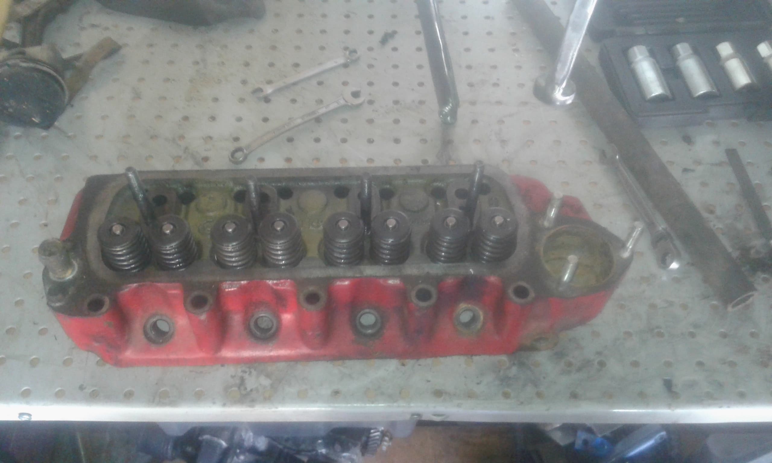 Widok na głowice silnika bez pokrywy zaworów, widoczne sa sprężyny zaworowe