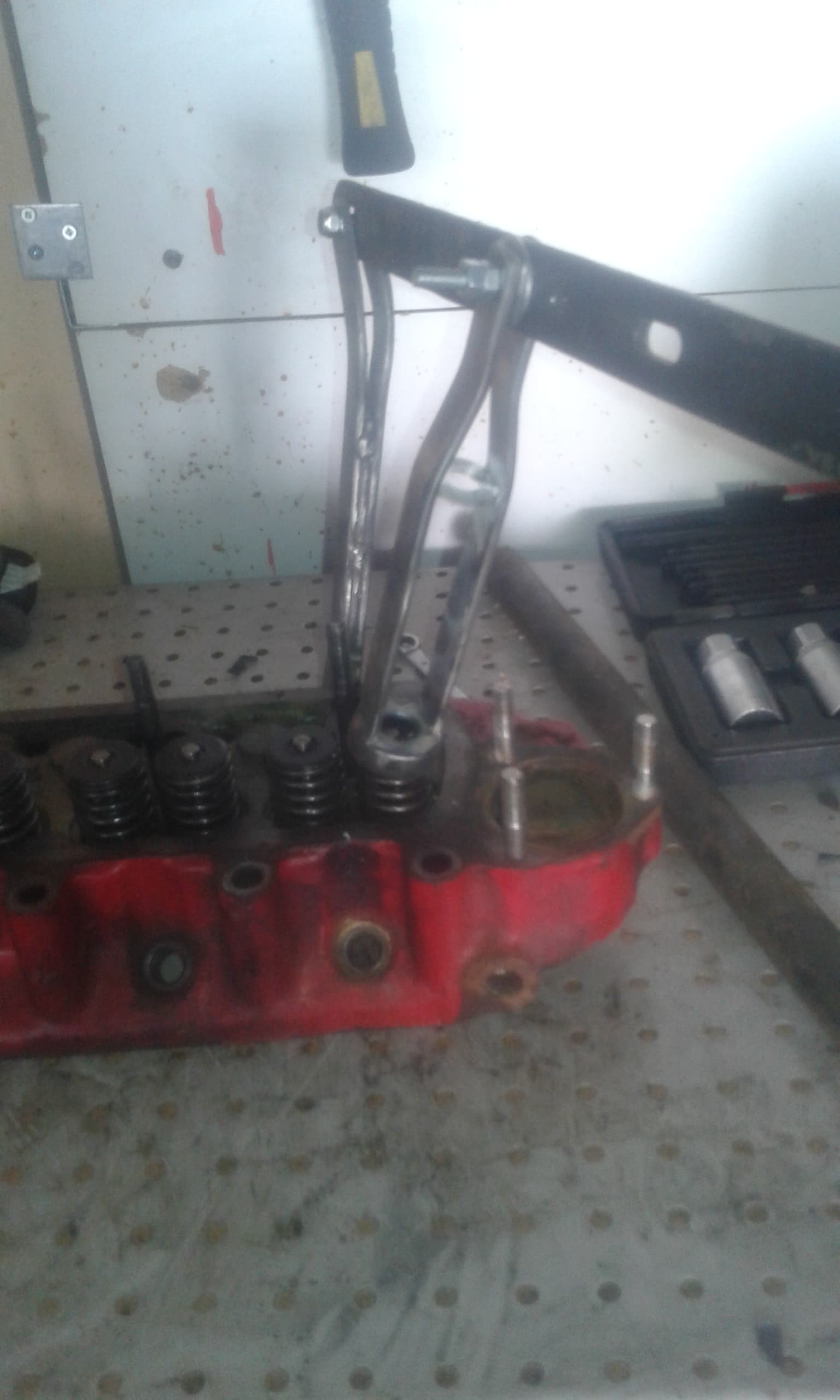 Widok na prawą część glowicy podczas demontażu zaworu za pomocą specjalnego ściągacza