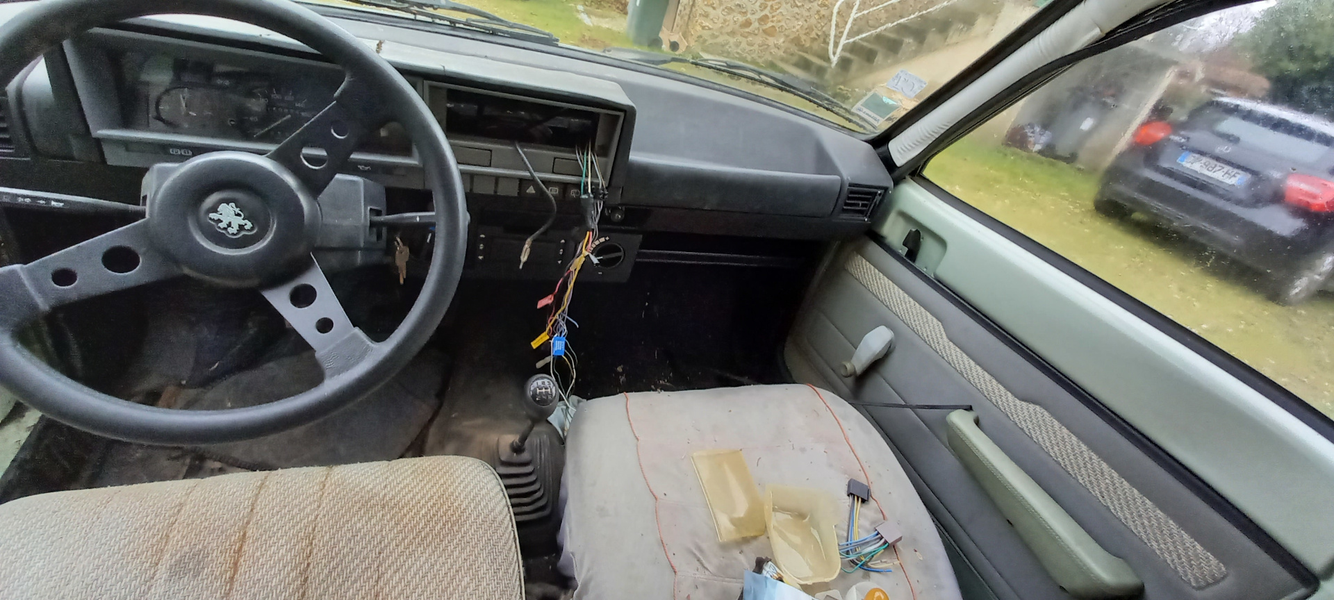 Wnętrze Peugeot'a 104, widok na przednie siedzenia pod szerszym kątem