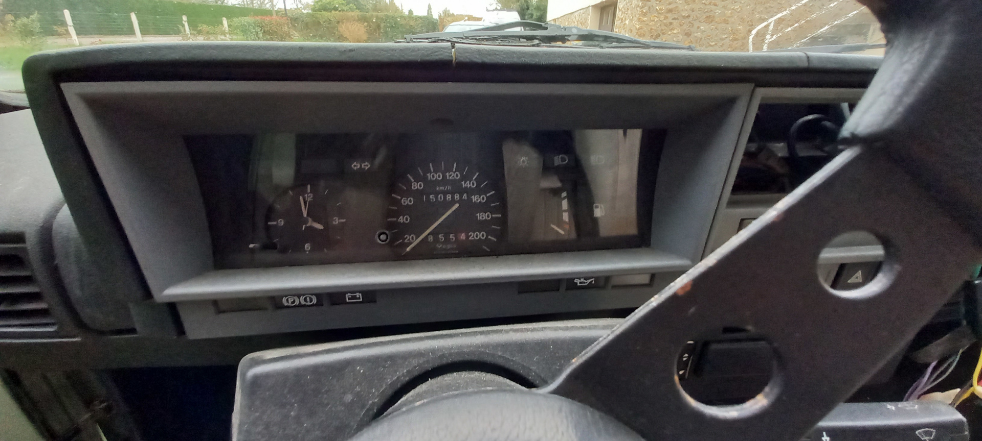 Peugeot 104 widok na prędkościomierz i wskazanie 150000km