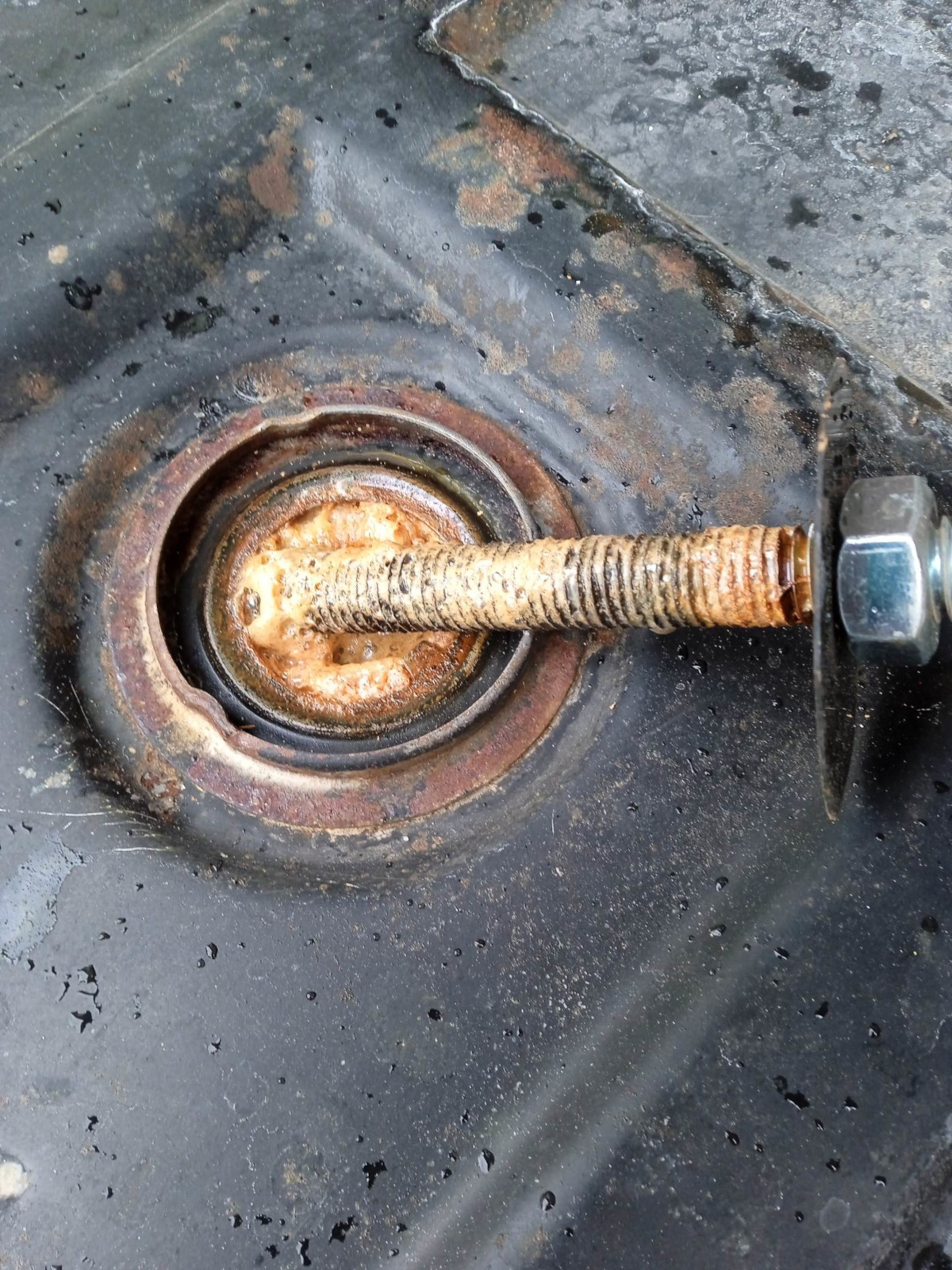 Bak Peugeot'a 104 podczas elektrolizy, śruba pokryta zanieczyszczeniami