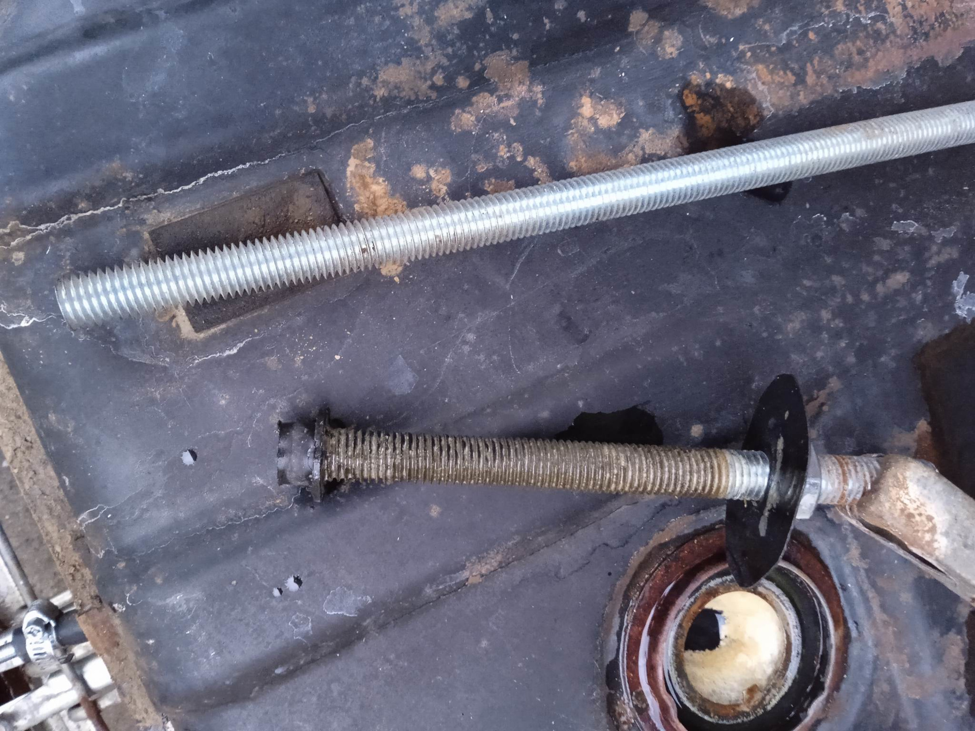 Bak Peugeot'a 104 podczas elektrolizy, porównanie śrub przed i po czyszczeniu