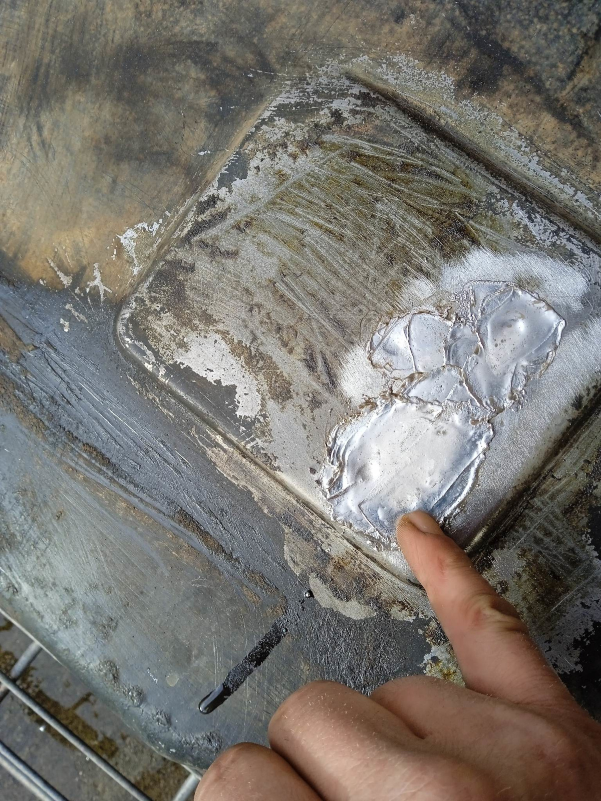 Bak Peugeot'a 104 po zalutowaniu dziury