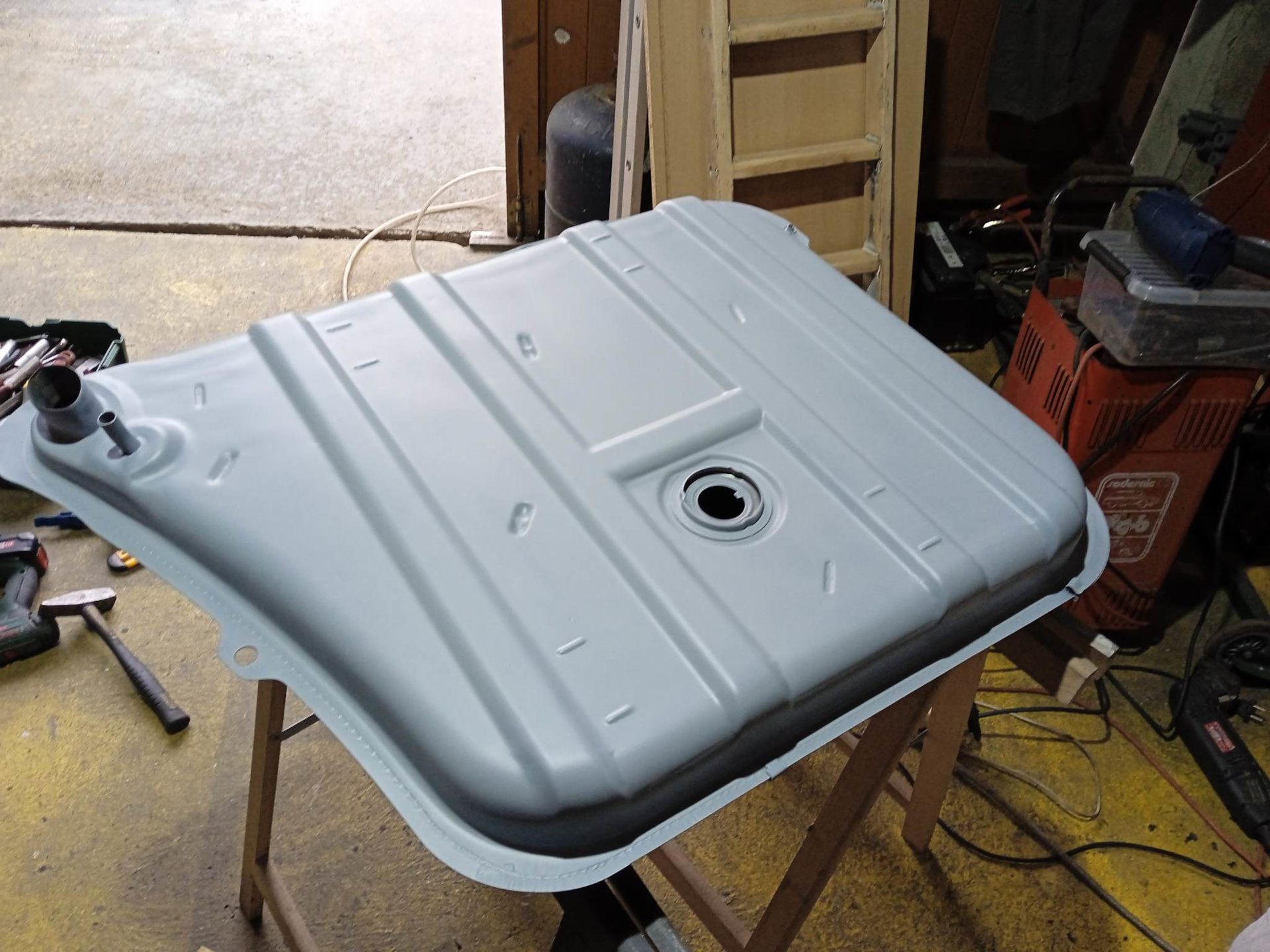 Bak Peugeot'a 104 po pomalowaniu podkładem antykorozyjnym