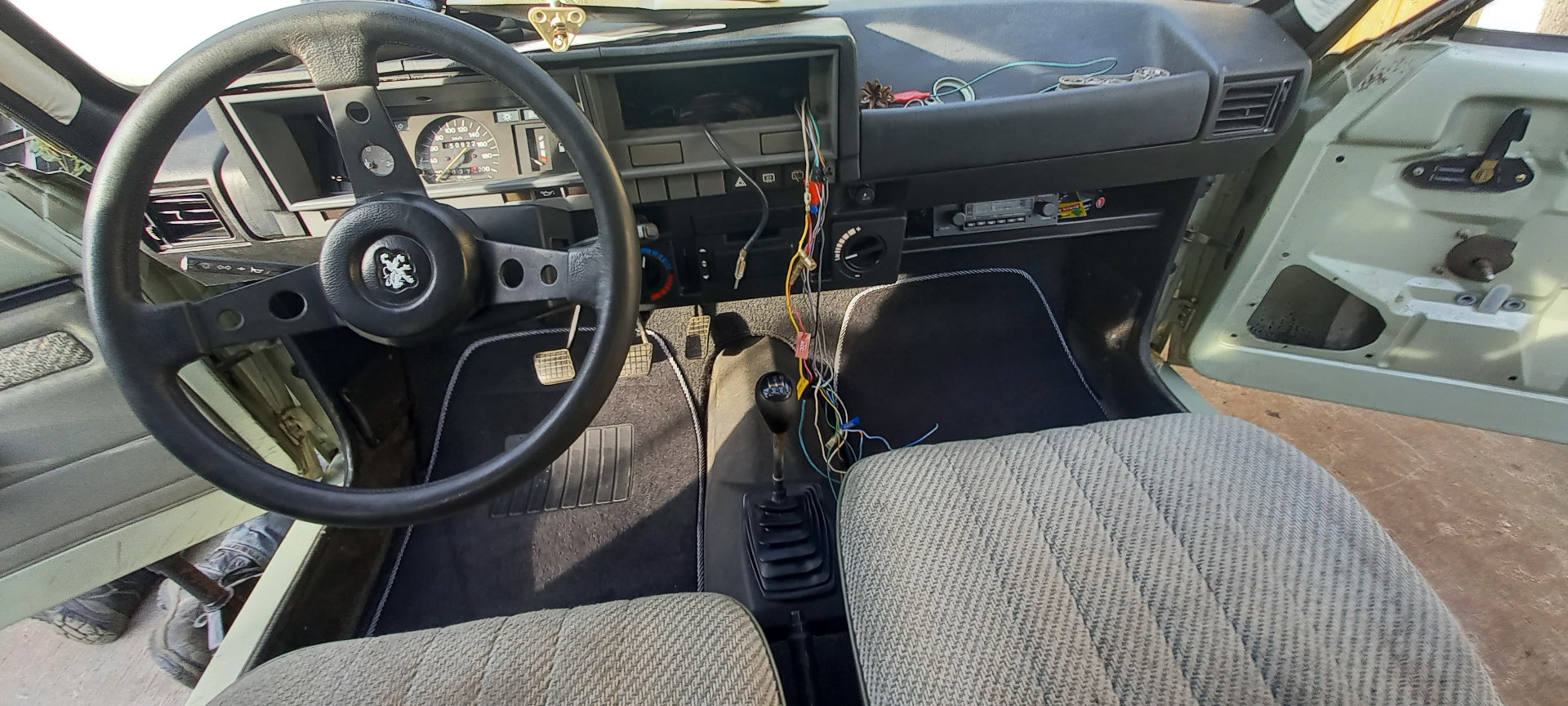 Wyczyszczone i odnowione wnętrze Peugeot'a 104, widok od środka