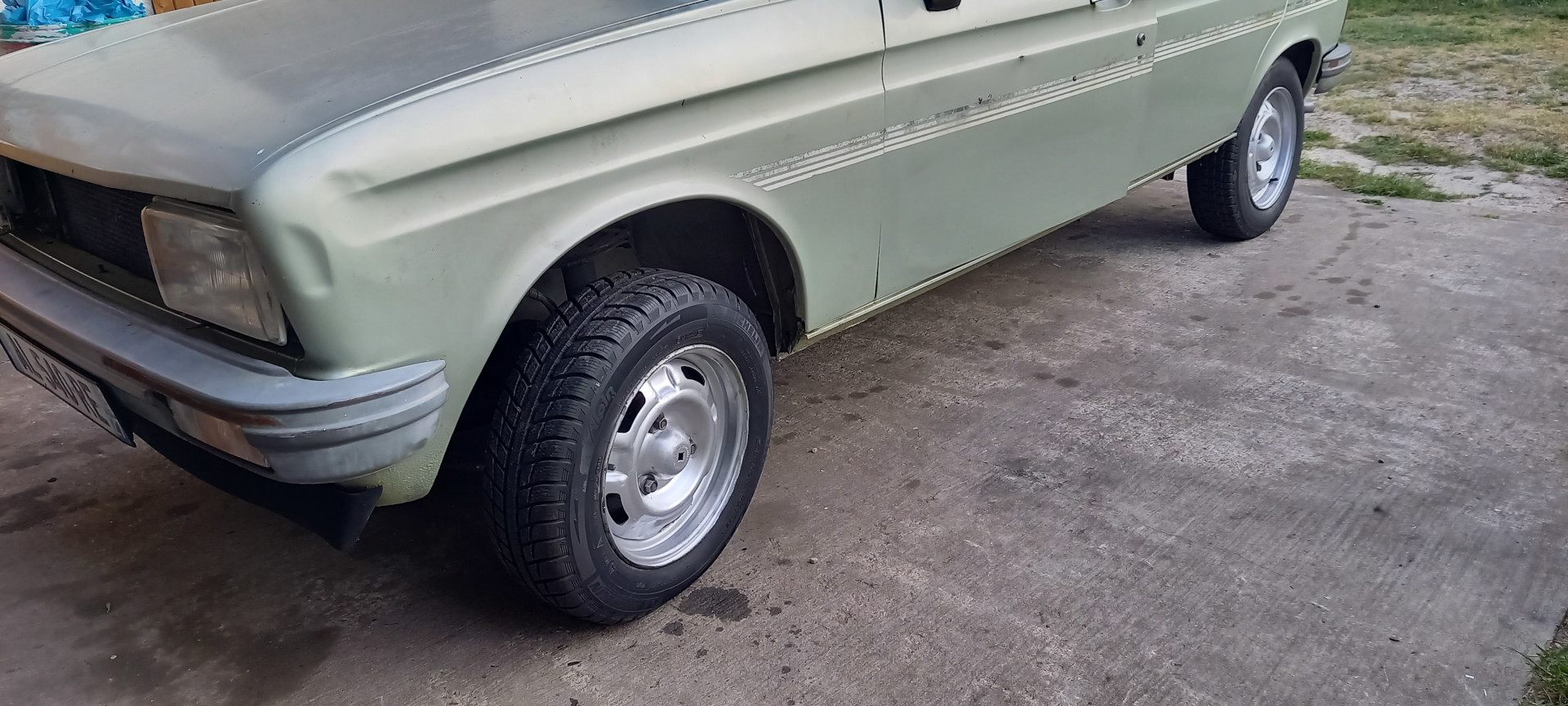 Peugeot 104 widok na nowe srebrne felgi i opony