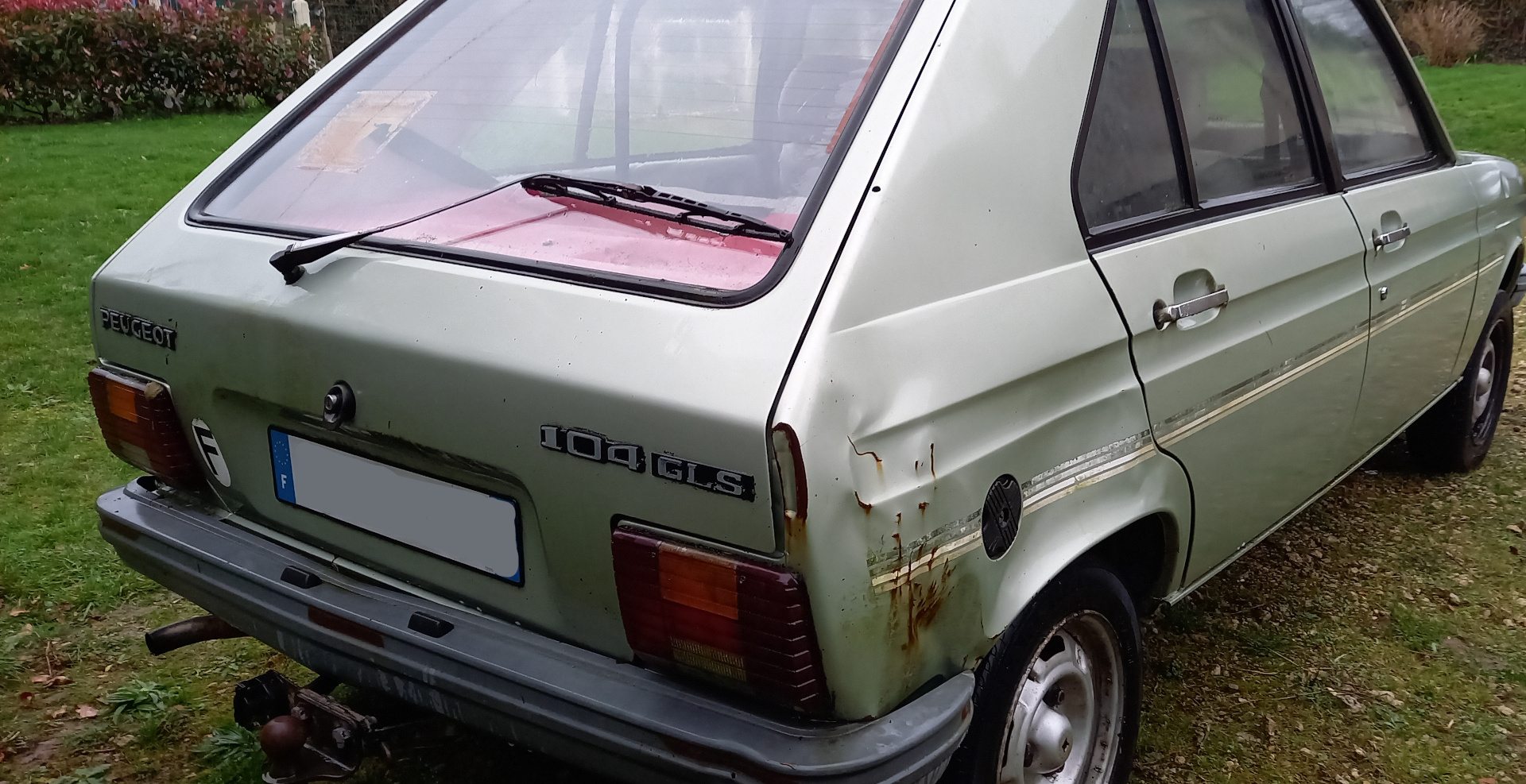 Zielony Peugeot widok 3/4 na prawy tył pojazdu