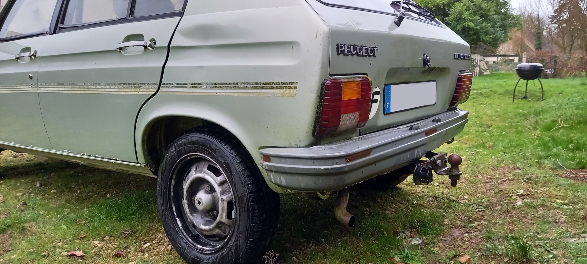 Zielony Peugeot 104, widok od tyłu