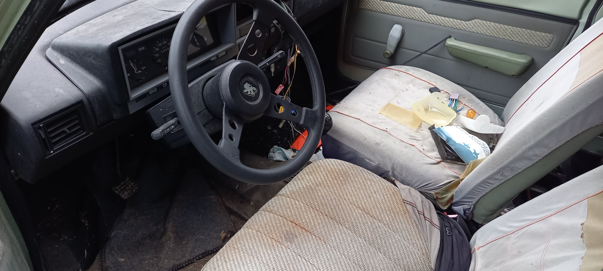 Wnętrze Peugeot'a 104, ubrudzone i zaniedbane przez lata