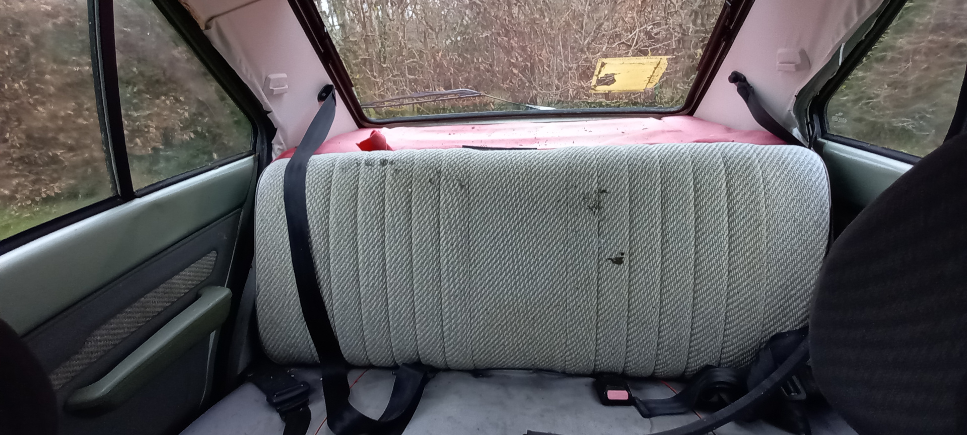 Wnętrze Peugeot'a 104, widok na tylną kanapę