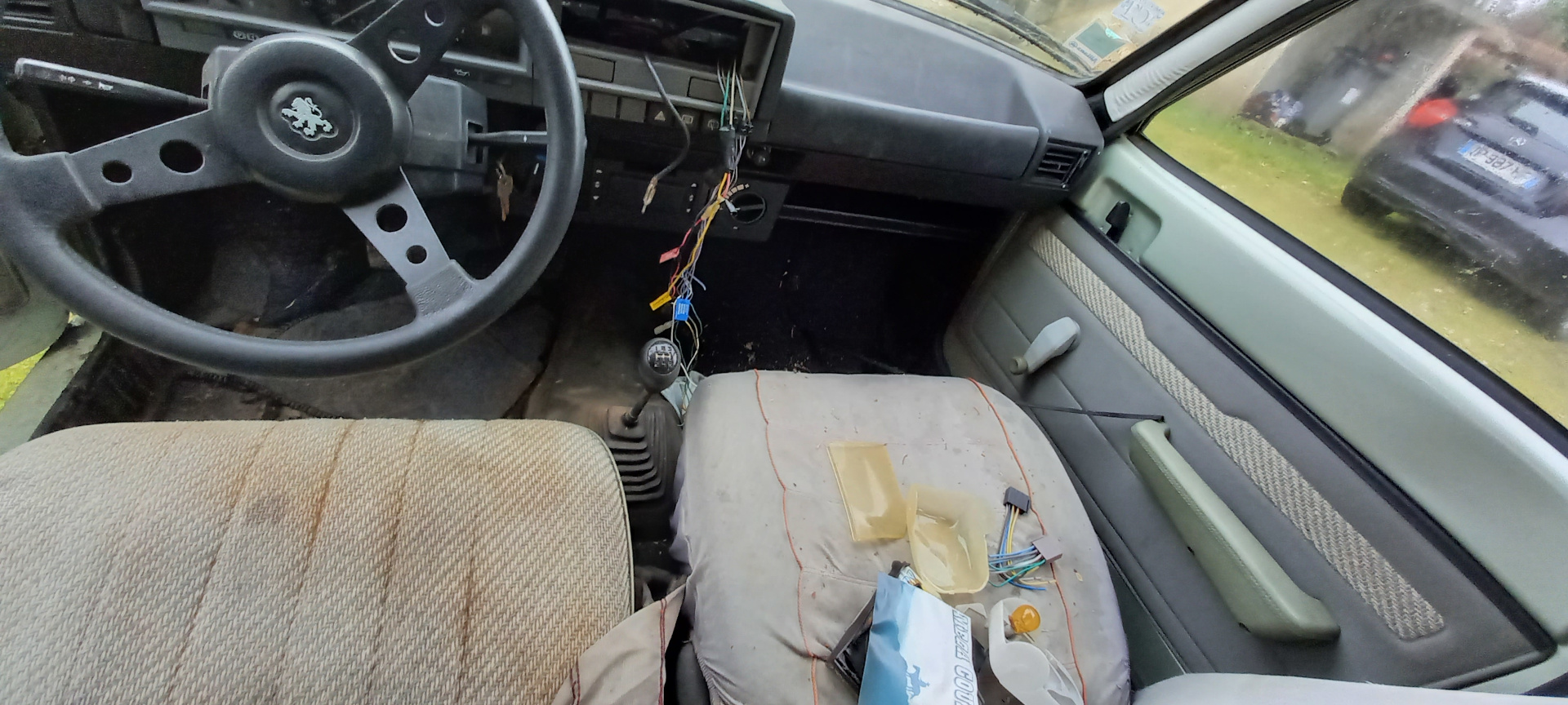 Wnętrze Peugeot'a 104, widok na przednie siedzenia