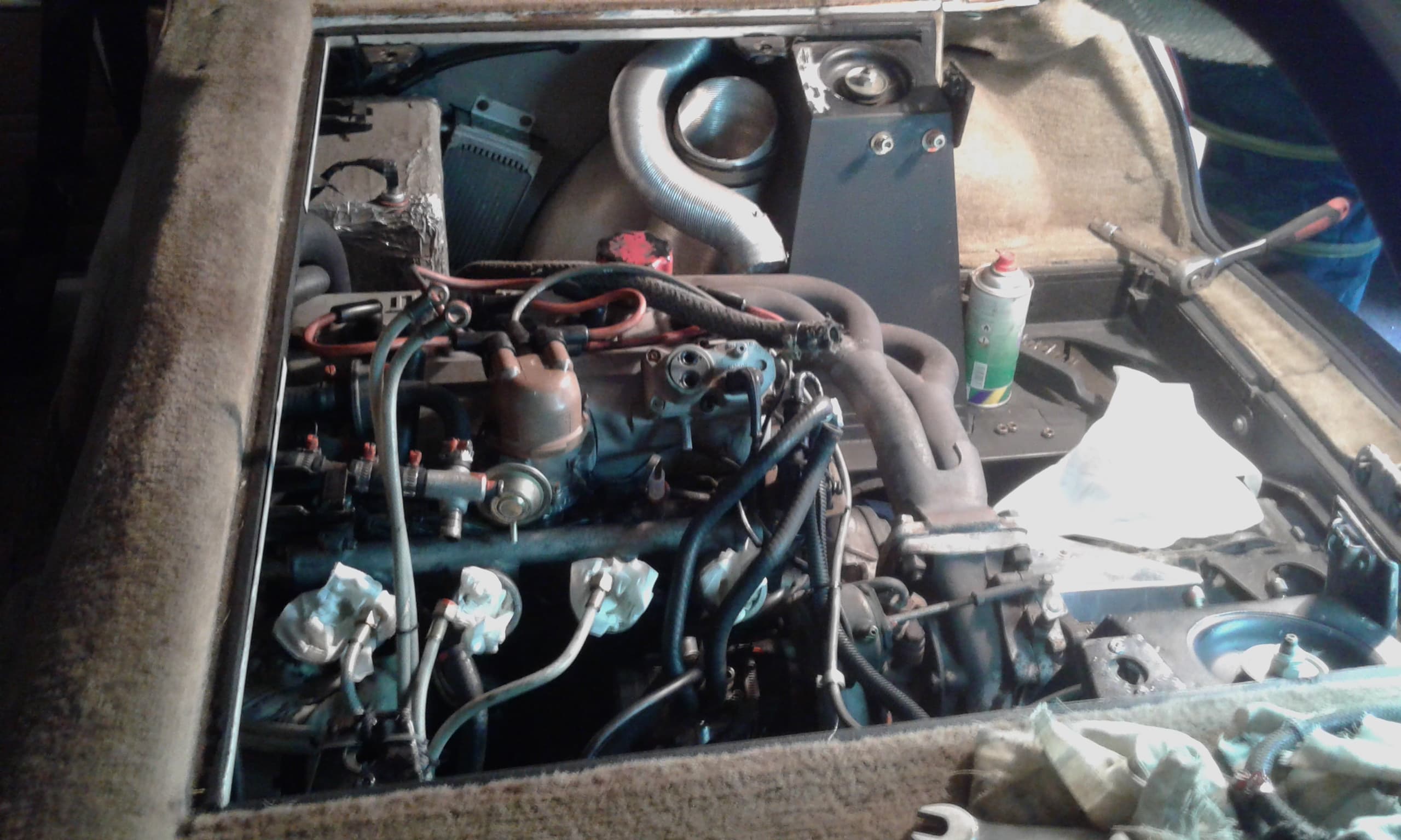 Renault 5 Turbo 2 widok na silnik od wewnątrz