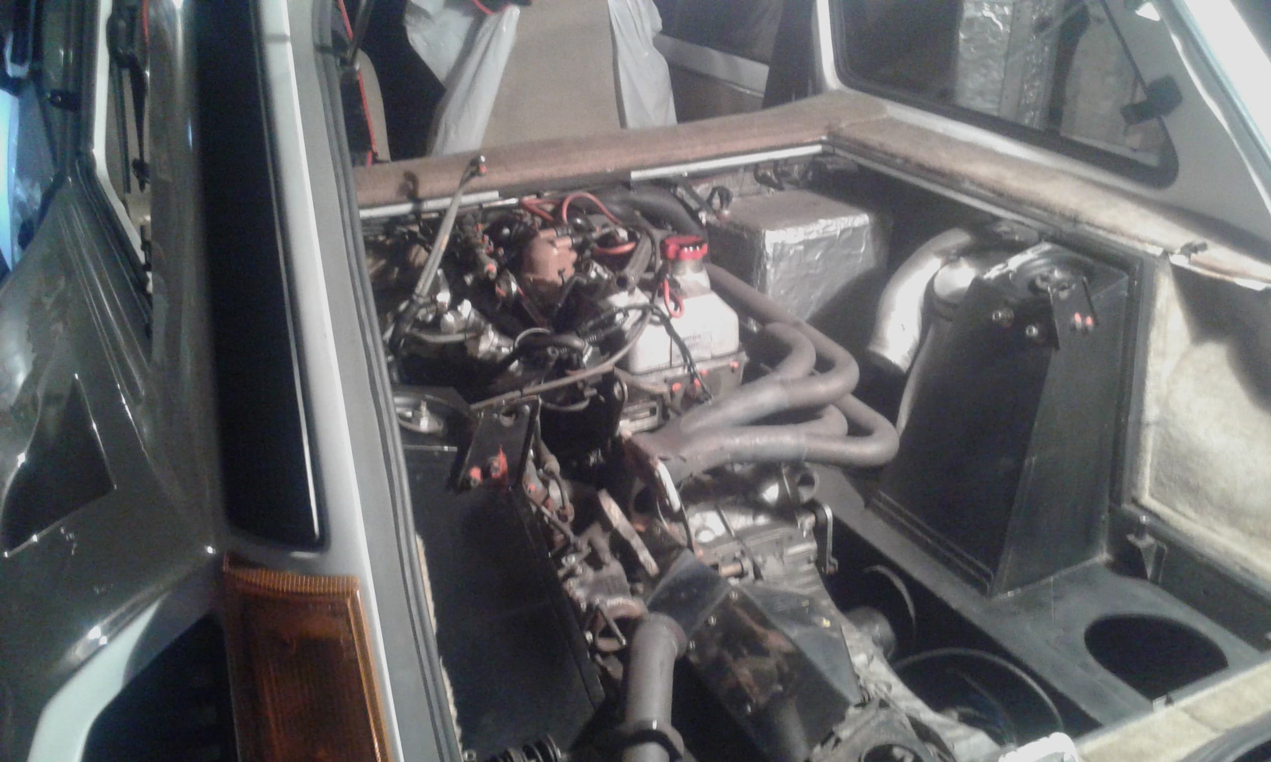 Renault 5 Turbo 2 widok na silnik od tyłu