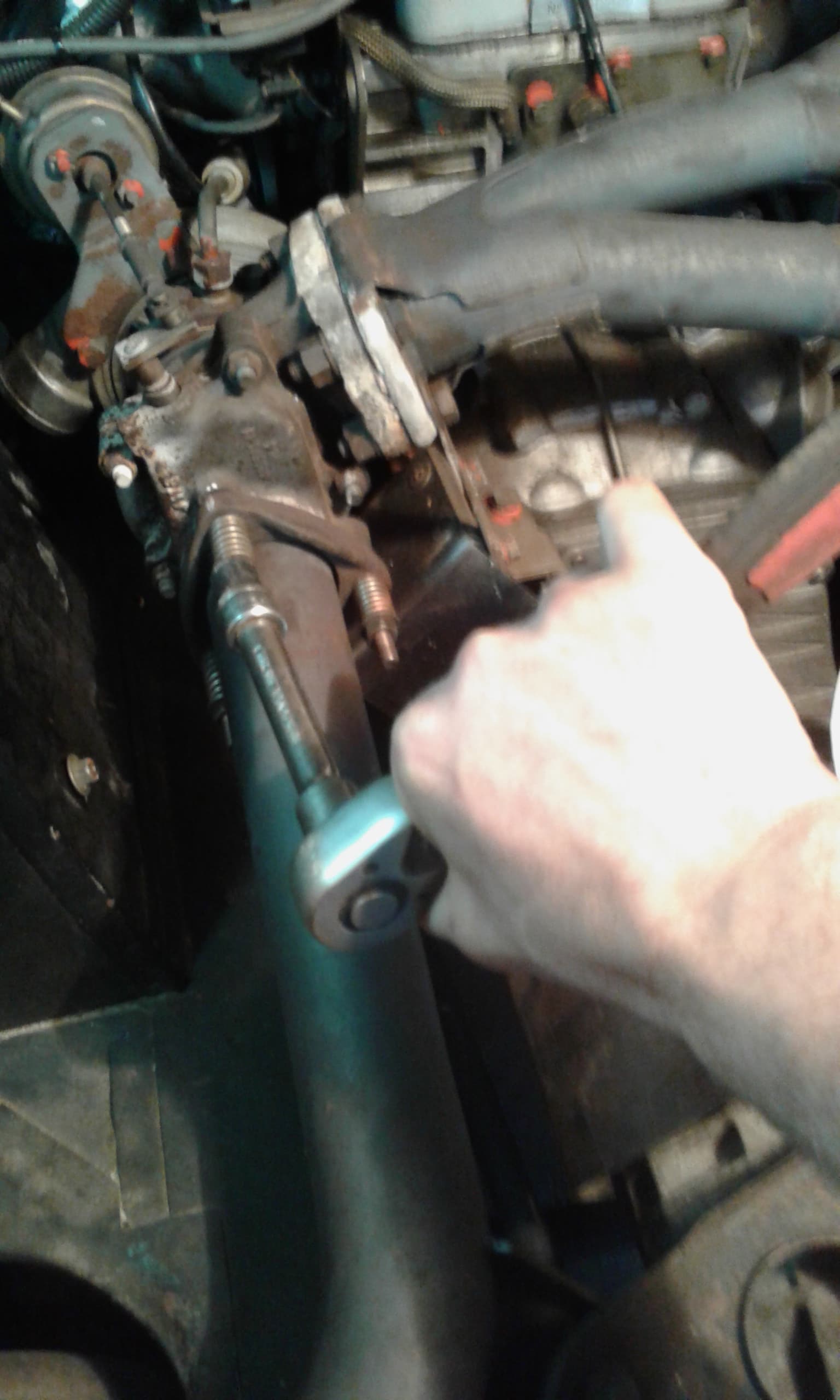 Renault 5 Turbo 2 dokręcanie regulatora ciśnienia za pomocą grzechotki