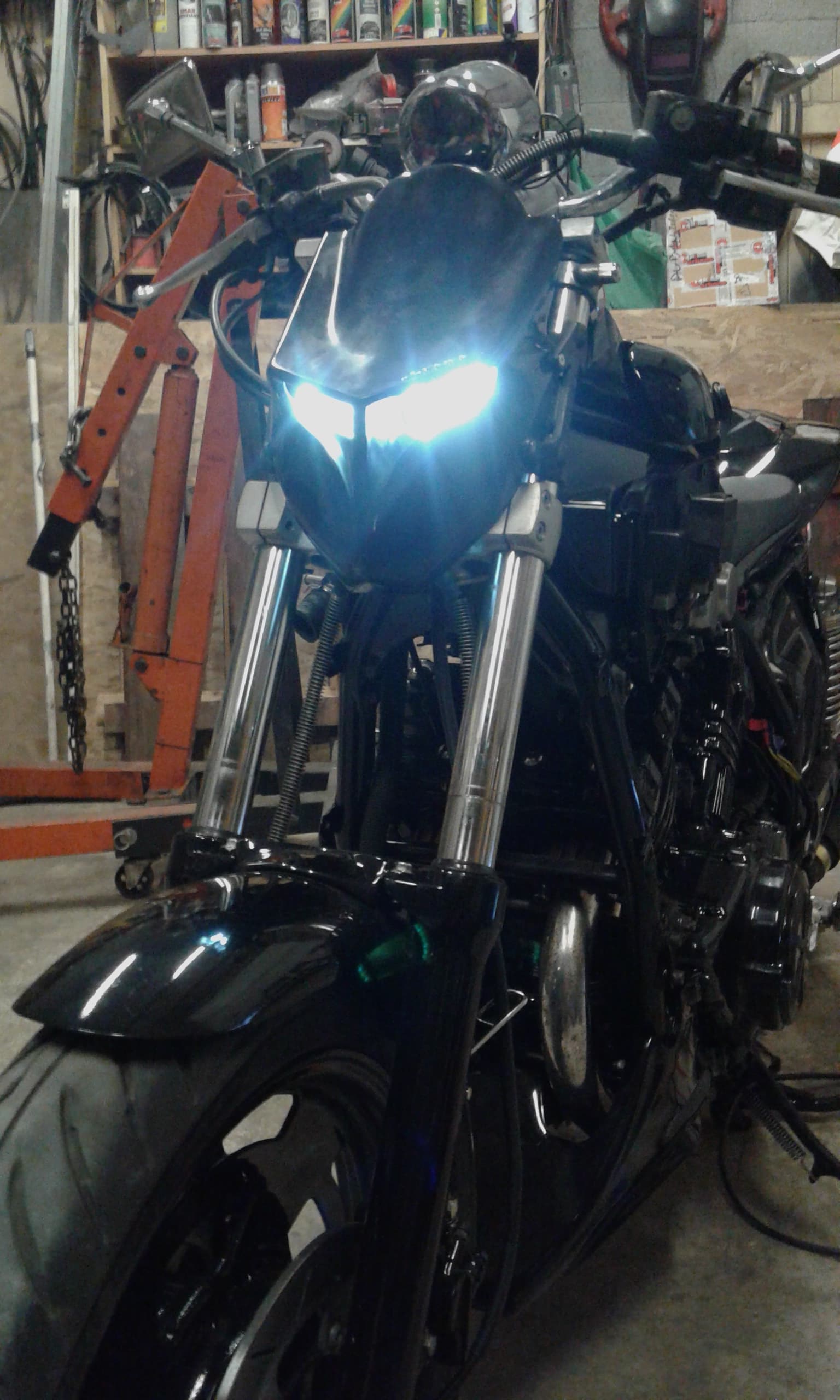 Yamaha VMAX widok od przodu na lampy, koło i widły po zainstalowaniu nowych lamp i owiewek