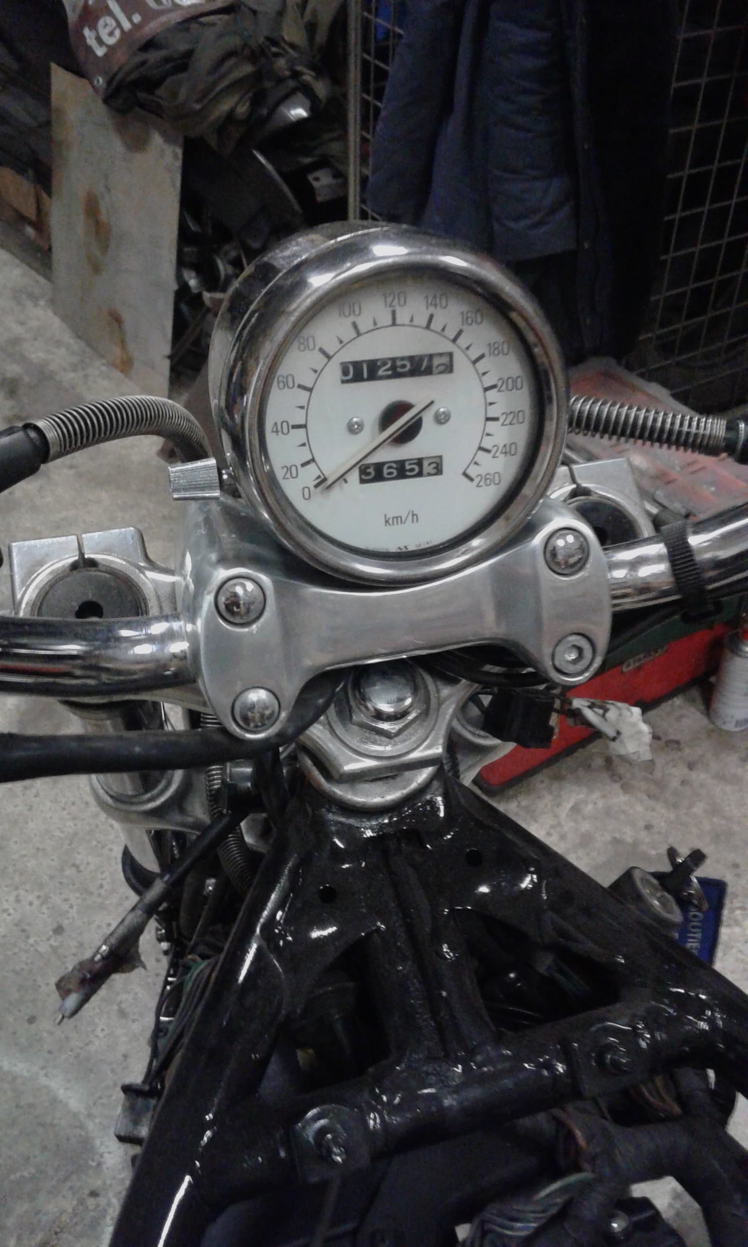 Yamaha VMAX widok od przodu na kierownice i zegar (obrotomierz)