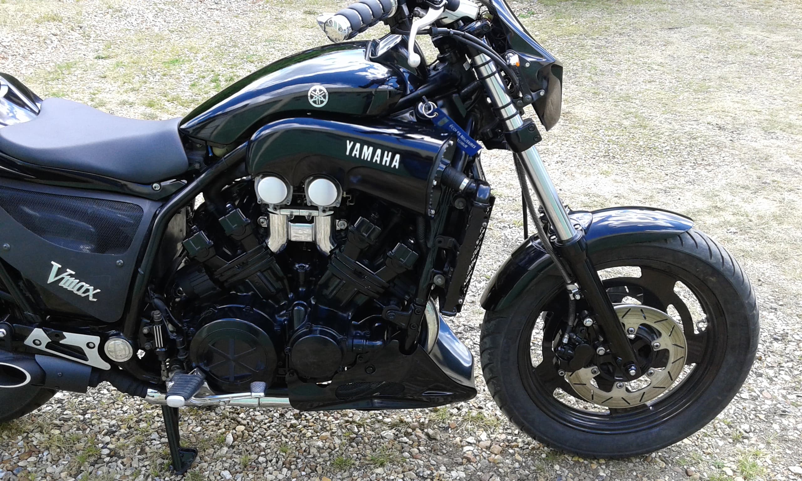 Yamaha VMAX widok od boku na przod motocyklu po modyfikacjach, styl 'murdered' czyli wszystko na czarno