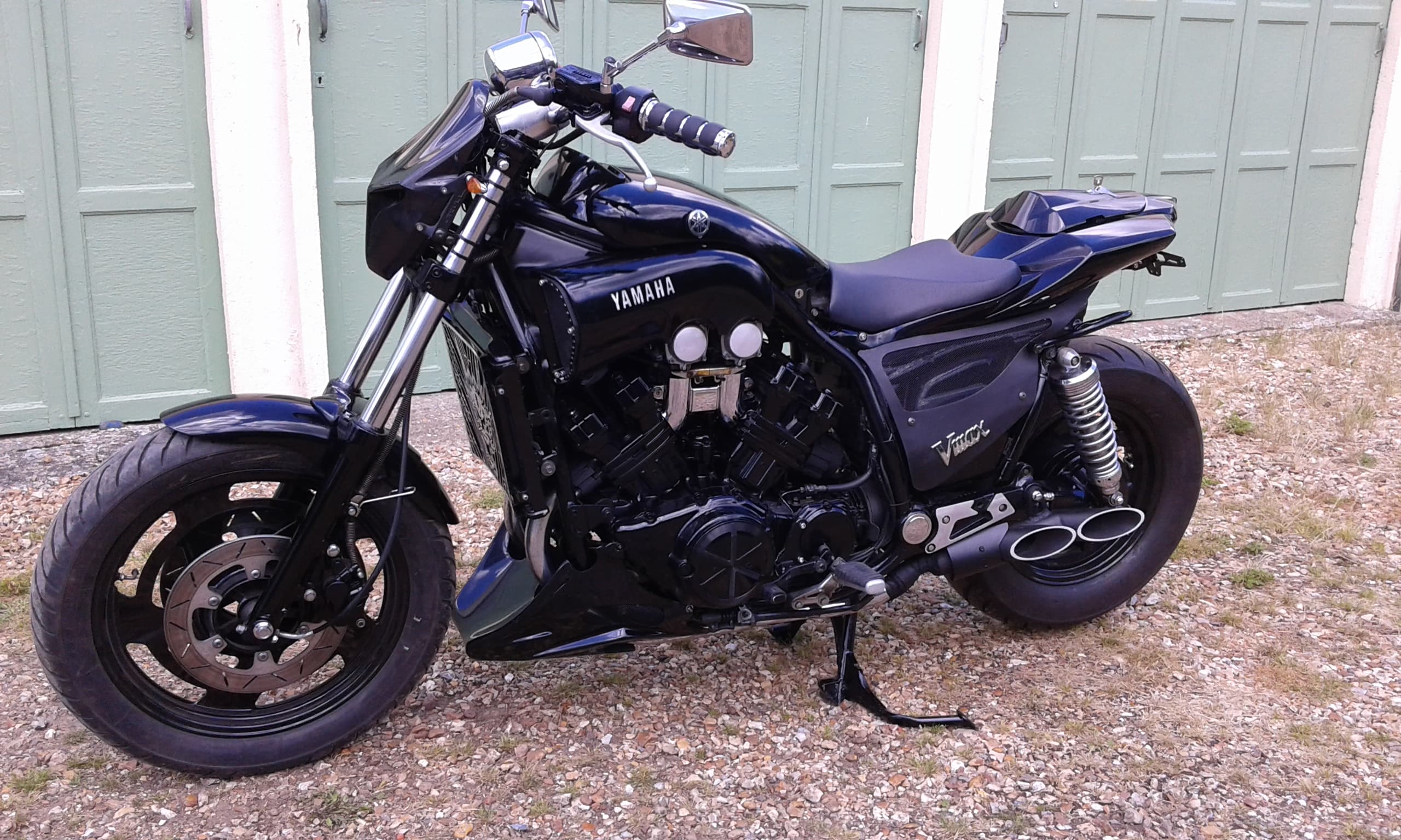 Yamaha VMAX widok od boku na czarny motocykl po zakończeniu prac i modyfikacji